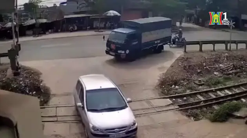 Lý giải về sự cố barie đường sắt tự mở