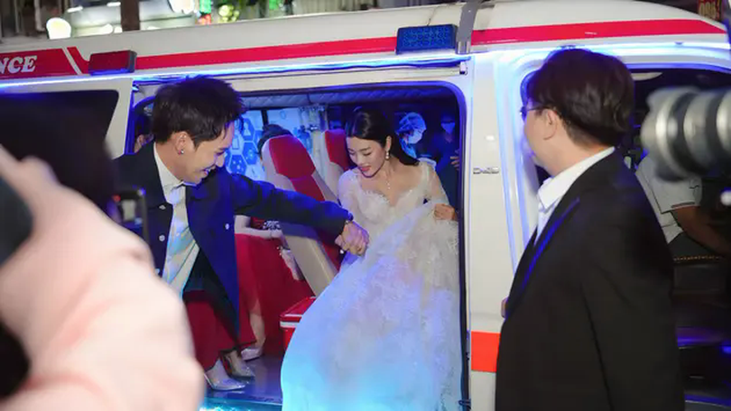 Đoàn phim xin lỗi vì dùng xe cứu thương sai mục đích