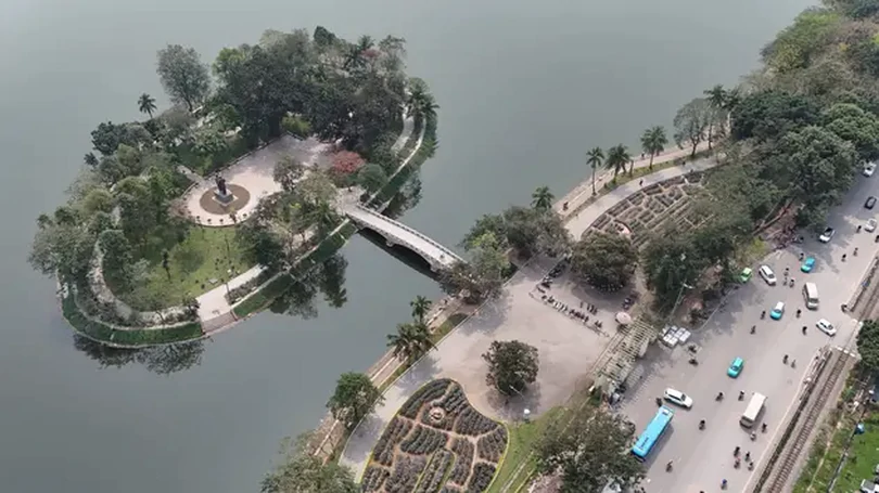 Nhiều công viên ở Hà Nội được thay áo mới