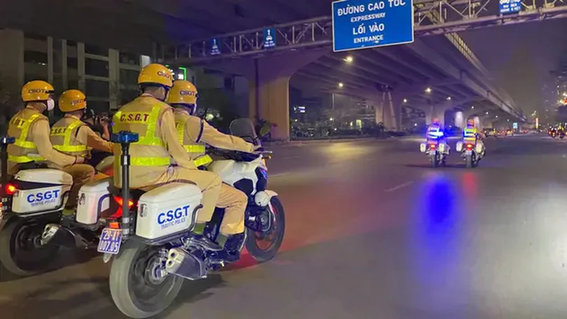CSGT Hà Nội xuyên đêm truy đuổi 'quái xế'