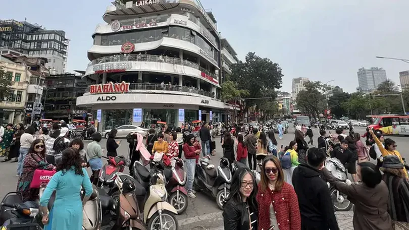 Bất chấp mưa rét, nhiều người check in cùng “Hàm cá mập”