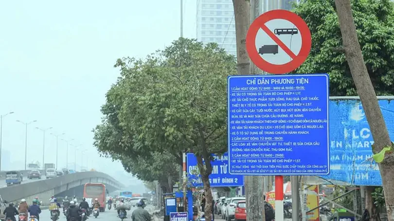 Bất cập biển báo giao thông ở Thủ đô