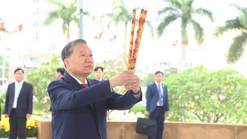Tổng Bí thư dâng hương tưởng niệm các Anh hùng liệt sĩ