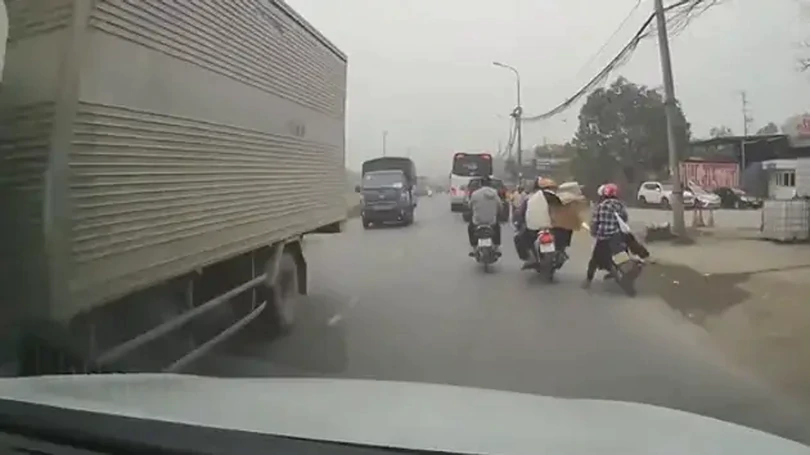 Xe máy chở đồ cồng kềnh gây tai nạn