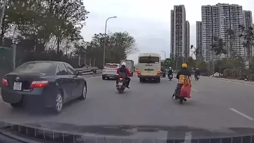Xe chở học sinh lạng lách đe dọa xe máy