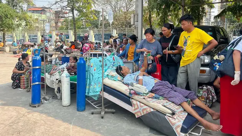 Bệnh nhân Myanmar nằm la liệt ngoài trời chờ khám chữa