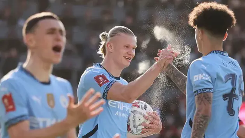 Manchester City ngược dòng vào bán kết FA Cup