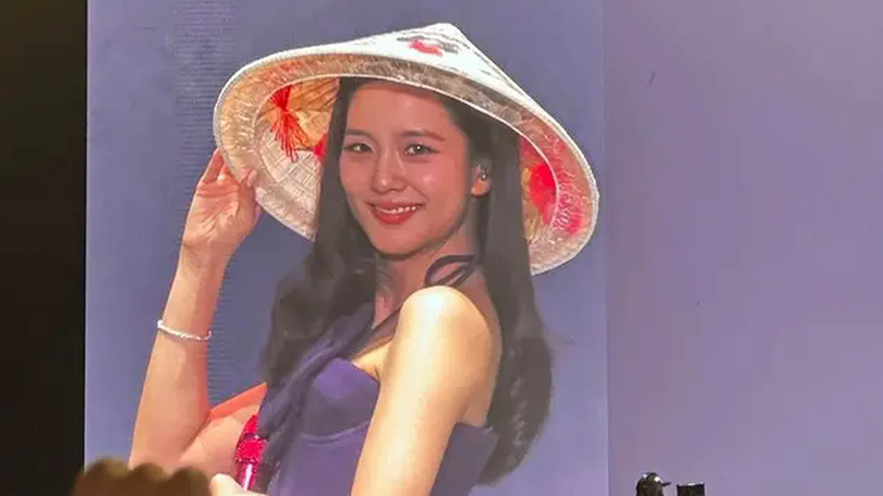 Jisoo đội nón lá Việt Nam trong fan meeting tại Hà Nội