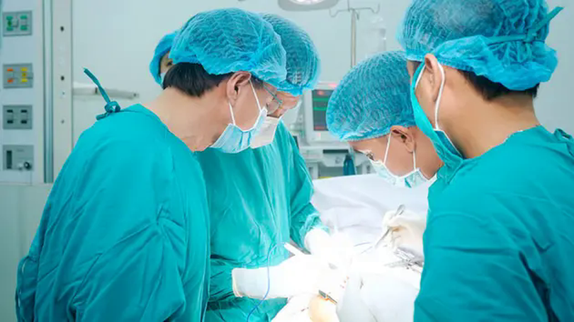 Người cao tuổi đi lại được nhờ thay khớp nội soi