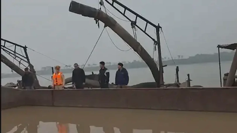 Bắt giữ tàu hút cát trái phép trên sông Hồng