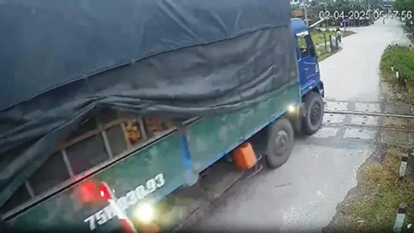 Xe tải tông gãy gác chắn, vượt qua đường sắt