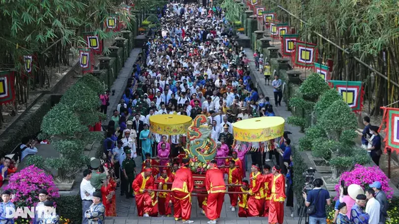 Hàng nghìn người dân diễu hành rước lễ, tưởng nhớ Vua Hùng