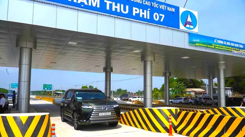 Cao tốc Bến Lức-Long Thành thu phí hơn 450.000 đồng/lượt