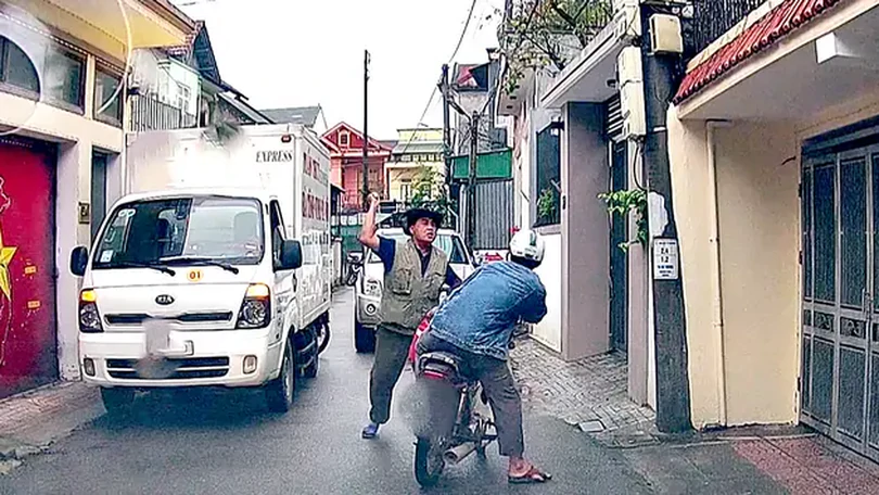 Tài xế đánh người sau khi bị nhắc nhở việc đỗ xe