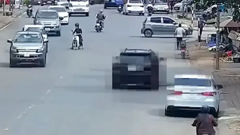 Ô tô lao lên vỉa hè đâm vào người đi bộ