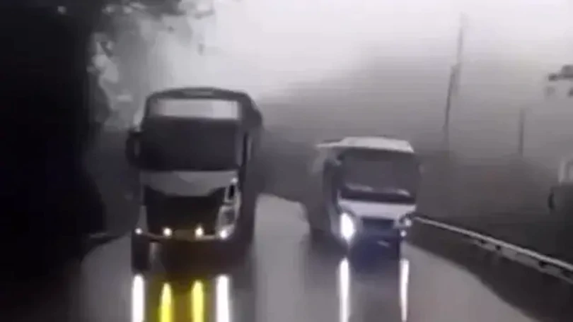 Xe khách đổ đèo, vượt ẩu gây nguy hiểm