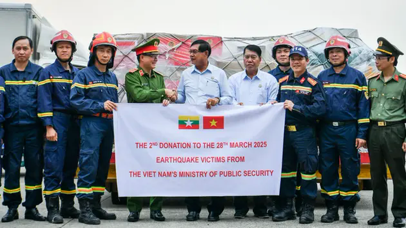 Việt Nam trao gần 30 tấn hàng cứu trợ cho Myanmar