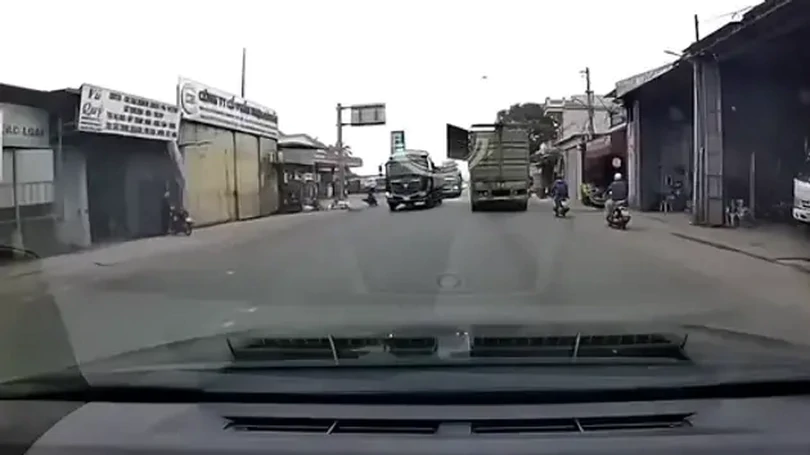 Xe tải quên đóng cửa thùng gây mất an toàn giao thông