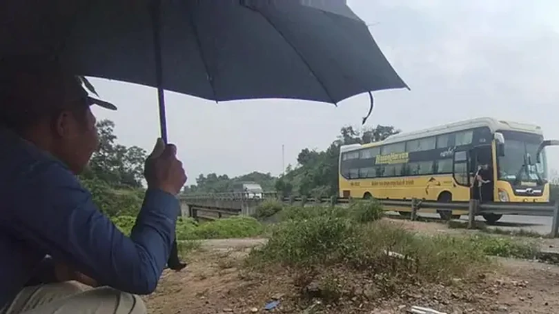 Hiểm họa người dân vượt rào lên cao tốc bắt xe khách