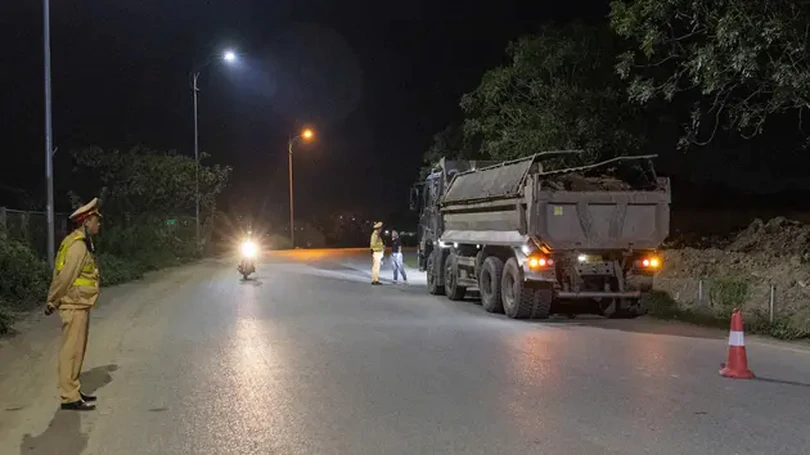 Tuần tra xử lý xe quá tải trong đêm