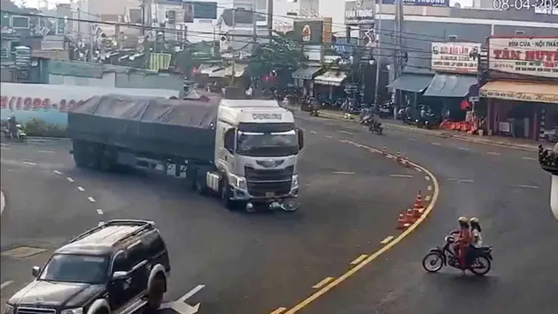 Tài xế thoát chết dưới gầm xe tải