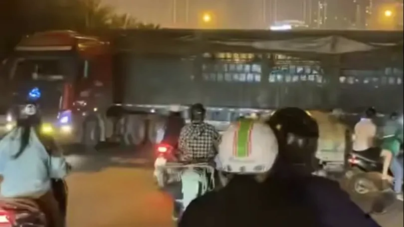 Tài xế xe đầu kéo ngang nhiên quay đầu đi ngược chiều