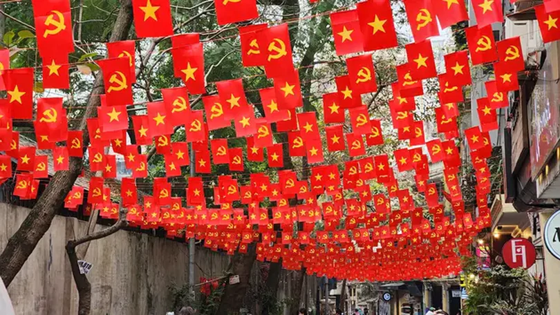 Những con đường rợp sắc cờ hoa