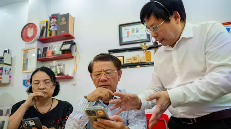 Người cao tuổi làm quen với trí tuệ nhân tạo