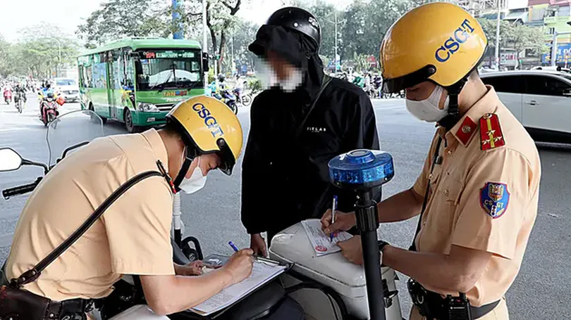 Hà Nội còn nhiều xe máy đi ngược chiều, leo vỉa hè