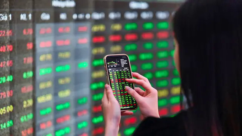 Nhóm Bluechip điều chỉnh mạnh, VN-Index giảm hơn 13 điểm
