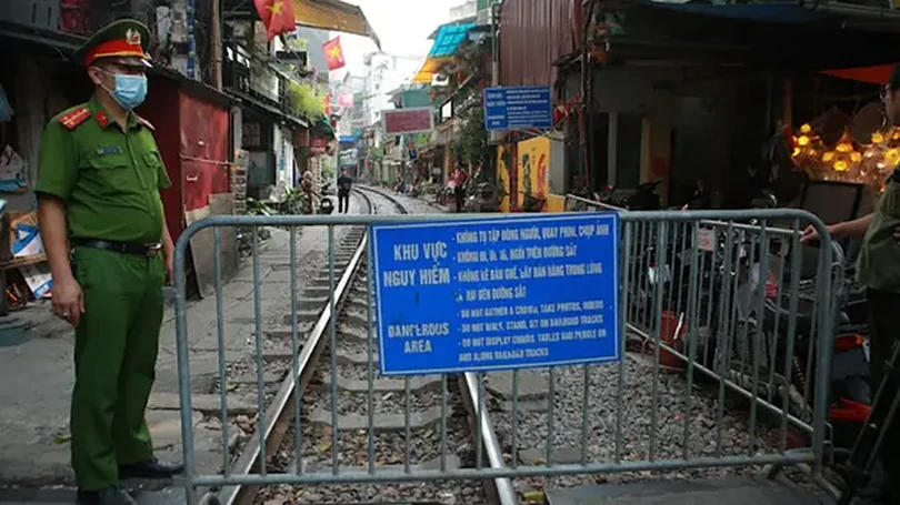 Cần dẹp bỏ hàng quán lấn chiếm hành lang đường sắt