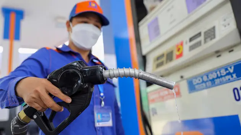 Giá xăng RON 95 xuống thấp nhất 5 năm