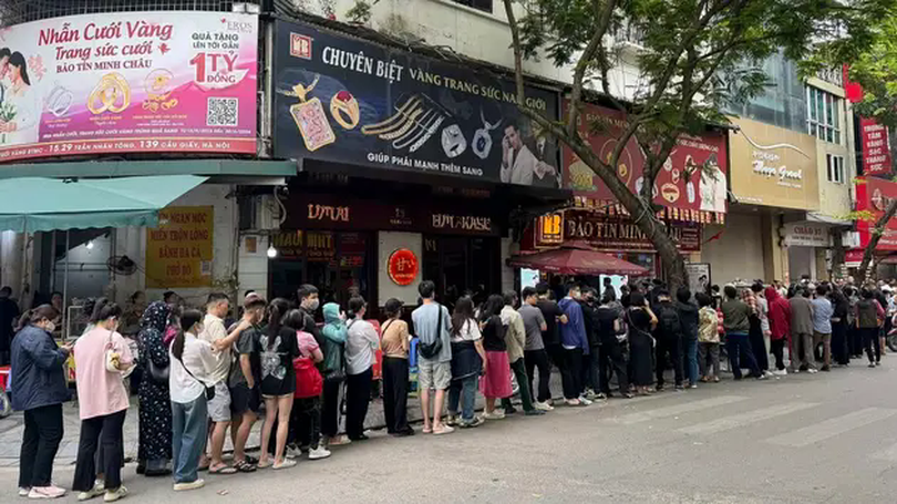 Giá vàng lập đỉnh, người dân vẫn xếp hàng chờ mua