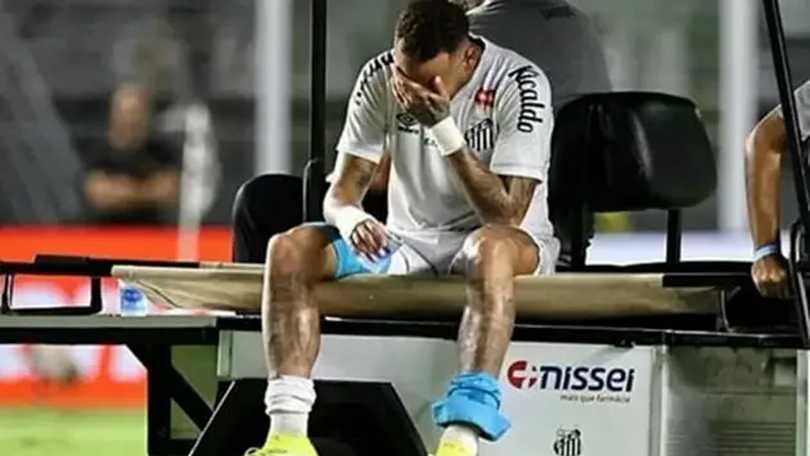 Neymar bật khóc rời sân vì dính chấn thương