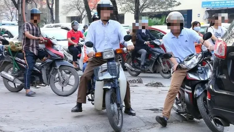 Hàng loạt phương tiện đi trên vỉa hè bị xử phạt