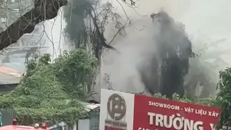 Dập tắt đám cháy tại khu lán xưởng trái phép