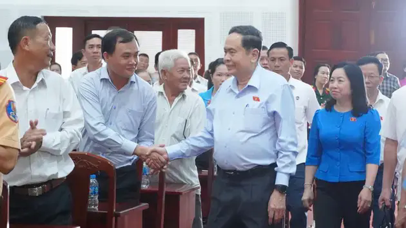 Chủ tịch Quốc hội tiếp xúc cử tri tại Hậu Giang