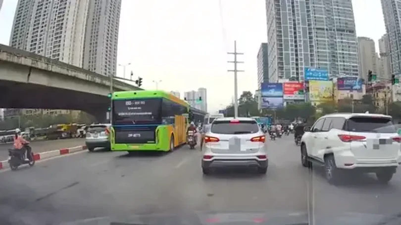 Xe máy rơi vào thế nguy hiểm vì đi sai làn