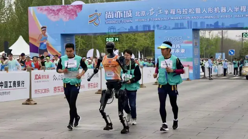 Trung Quốc tổ chức giải bán marathon giữa robot và con người