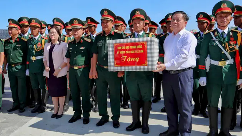 Biểu dương lực lượng diễu binh tại thành phố Hồ Chí Minh