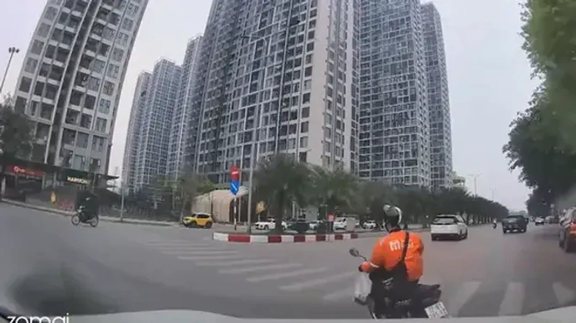 Xe máy tạt đầu ô tô rồi đi sang đường ngược chiều