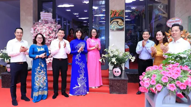 Quận Hoàn Kiếm gắn biển công trình chào mừng ngày 30/4