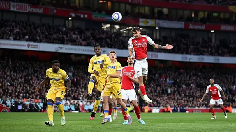 Arsenal mất điểm, Liverpool tiến sát ngày đăng quang