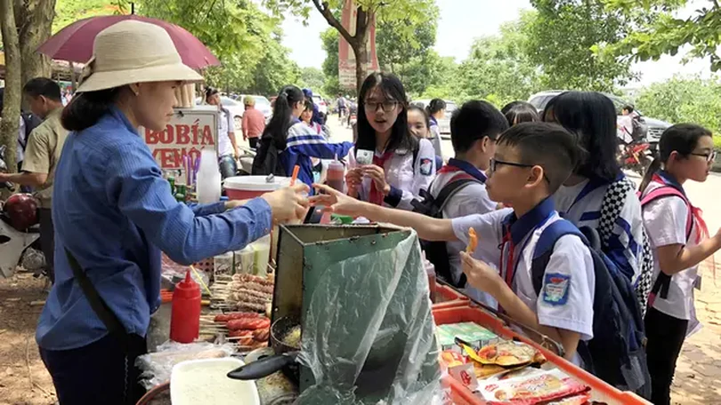 Nguy cơ mất ATTP rình rập ngoài trường học