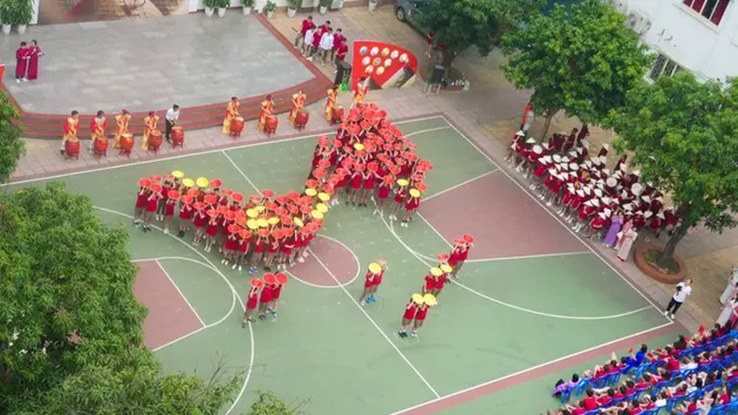 Học sinh Hà Nội xếp ‘Dáng hình Việt Nam’