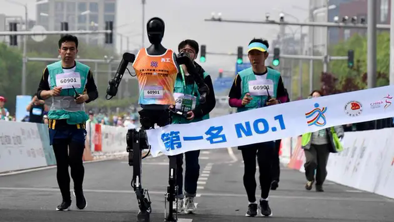 Cuộc thi marathon robot hình người đầu tiên trên thế giới