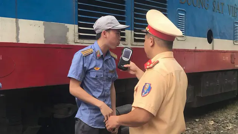 Yêu cầu kiểm soát chặt nồng độ cồn của lái tàu