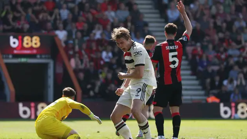 Rasmus Hojlund giúp Man United thoát thua