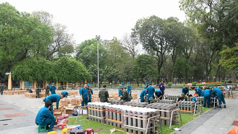 Trận địa pháo hoa Hà Nội trước giờ khai hỏa