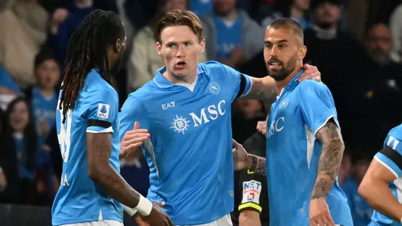 Napoli chiếm ngôi đầu Serie A